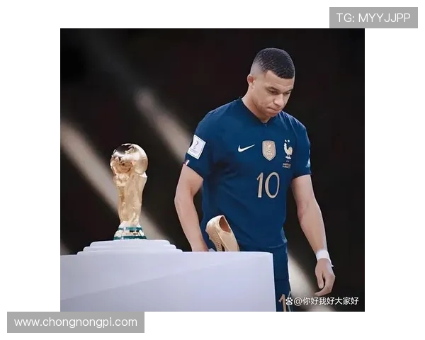 太离谱!姆巴佩1V3强行远射飞上看台 获首发最低分